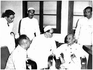 Chủ tịch Hồ Chí Minh trò chuyện với GS. Trần Hữu Tước và Bộ trưởng Phạm Ngọc Thạch (người ngồi bên trái)